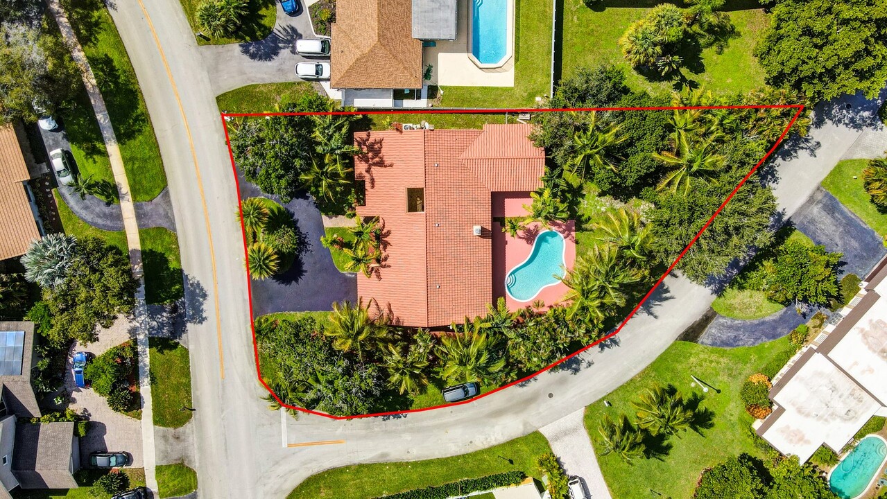 8651 Gatehouse Rd in Plantation, FL - Building Photo