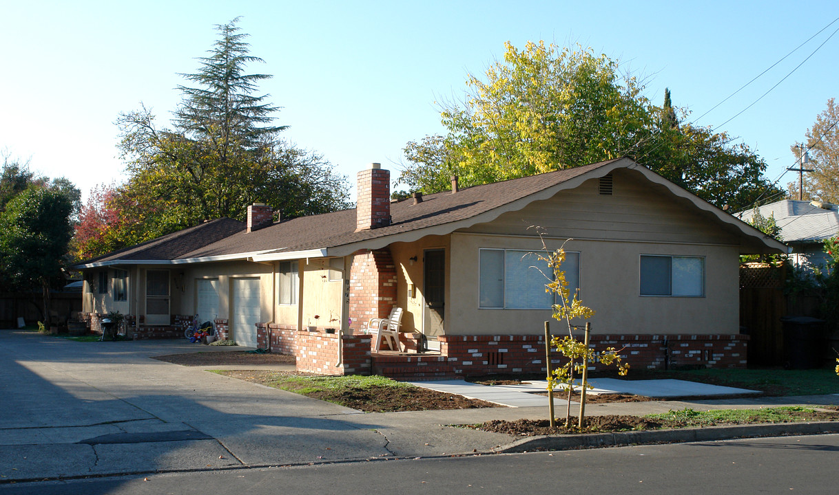 1575 Wright St in Santa Rosa, CA - Building Photo