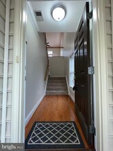 5989 Meadow Brook Dr in Burke, VA - Foto de edificio - Building Photo