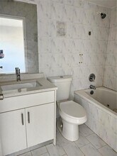 4907 SW 137th Ct in Miami, FL - Foto de edificio - Building Photo