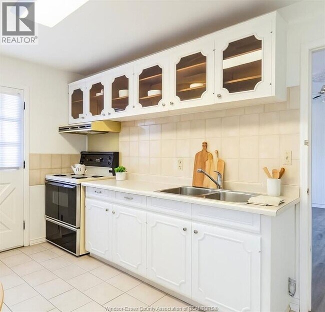 8255 Riverside Dr E in Windsor, ON - Building Photo - Building Photo