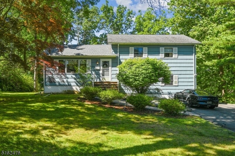 11 Kathay Dr in Livingston, NJ - Building Photo