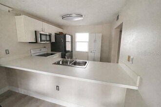 9030 Lake Pl Ln in Tampa, FL - Building Photo - Building Photo