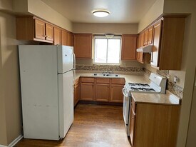 7718 Wildwood Ct in Darien, IL - Building Photo