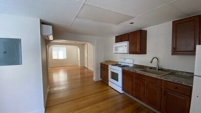 444 Central Ave, Unit 1st, right in Pawtucket, RI - Building Photo - Building Photo