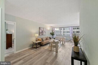 4515 Willard Ave in Chevy Chase, MD - Foto de edificio - Building Photo