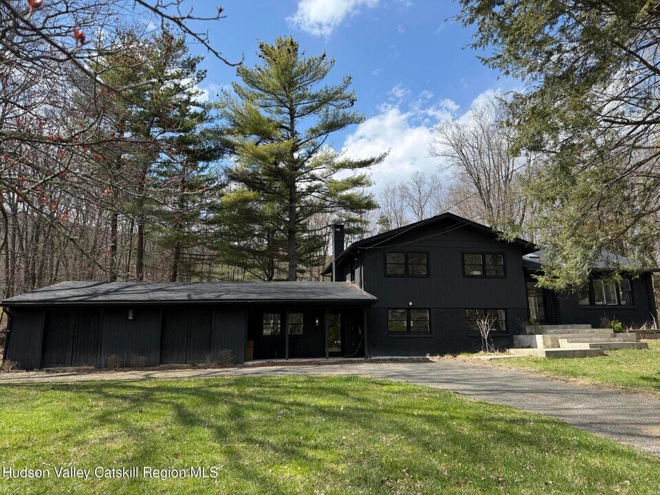 13 Arnold Dr in Woodstock, NY - Building Photo