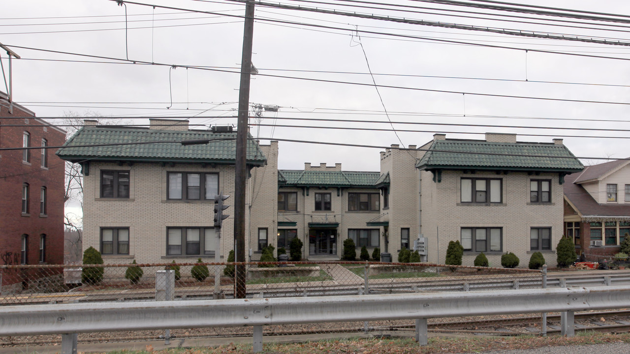 2808 Broadway Ave in Pittsburgh, PA - Building Photo