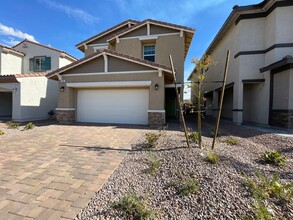 405 Larksong Ave in Henderson, NV - Building Photo - Building Photo