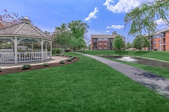 Longacre Apartment Resort in Fairview Heights, IL - Foto de edificio - Building Photo