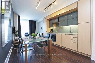 300 Front St W in Toronto, ON - Building Photo - Building Photo