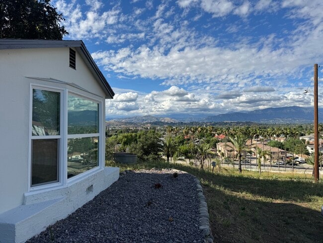 1402 Prospect Dr in Pomona, CA - Foto de edificio - Building Photo