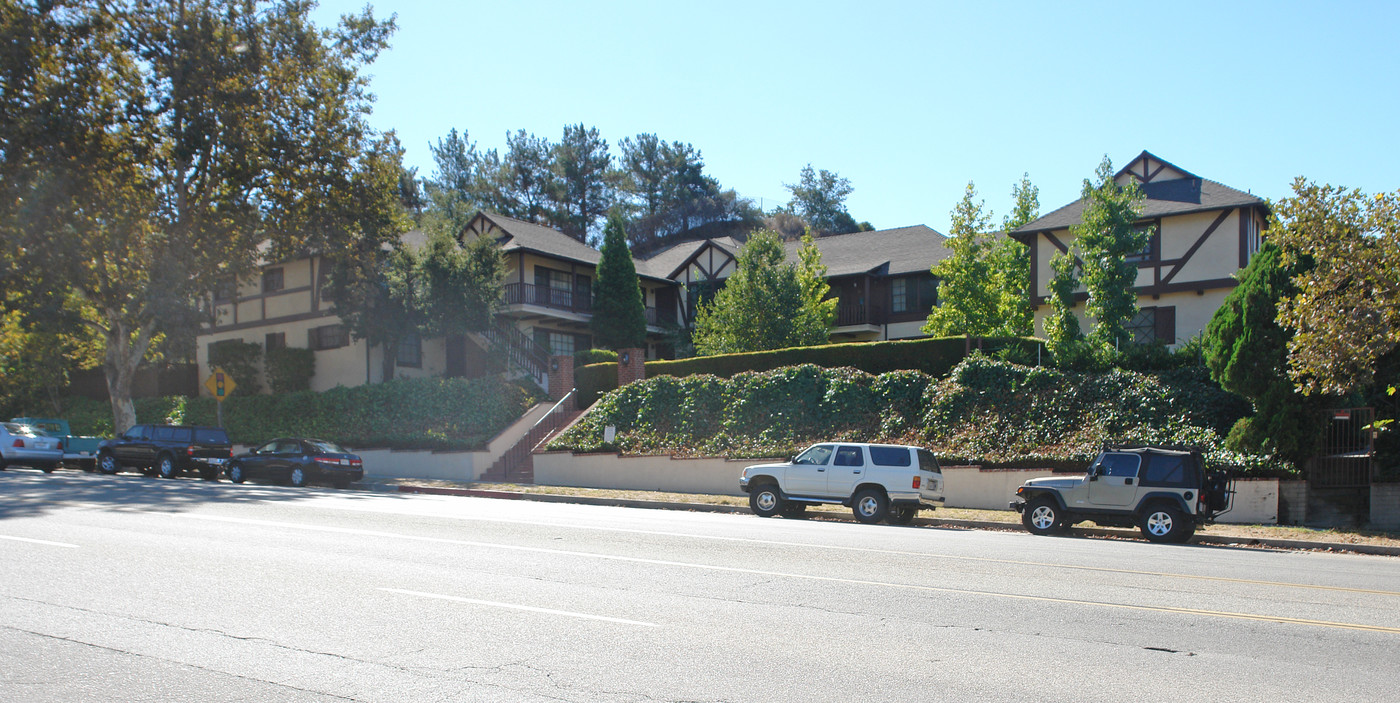 2010 Verdugo Rd in Glendale, CA - Building Photo