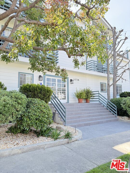 11738 Mayfield Ave in Los Angeles, CA - Building Photo - Building Photo