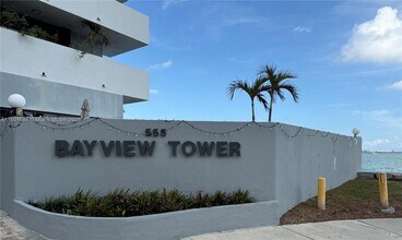 555 NE 30th St, Unit 404 in Miami, FL - Building Photo - Building Photo