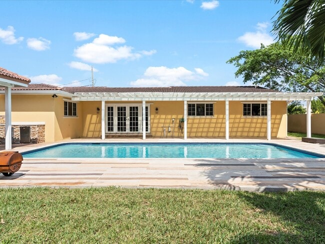 2570 NE 209th Terrace in Miami, FL - Building Photo - Building Photo