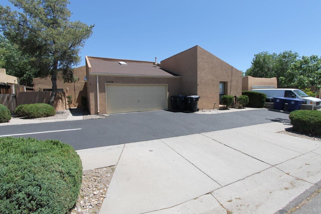 5320 Heritage Way NE in Albuquerque, NM - Building Photo