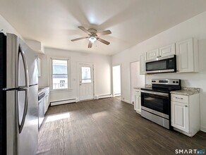 102 Elm St in Winchester, CT - Building Photo - Building Photo