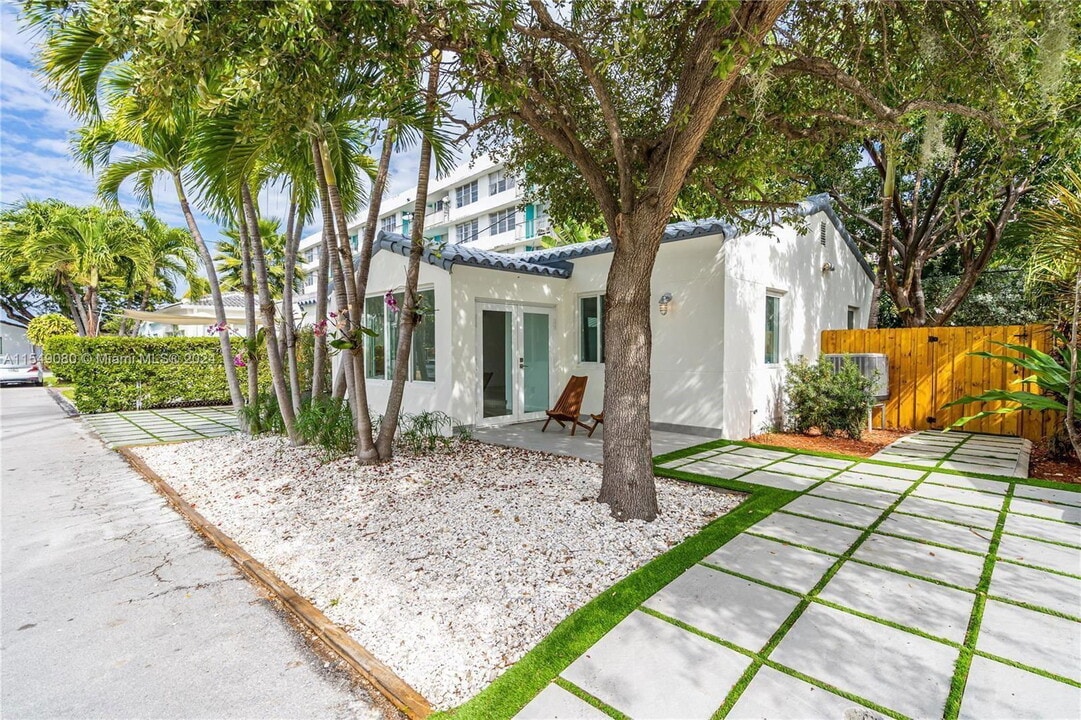 12 Farrey Ln in Miami Beach, FL - Building Photo