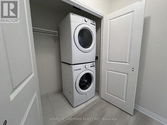 3260 Sheppard Ave E in Toronto, ON - Building Photo - Building Photo