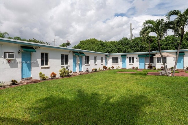 709 NE 2nd Ct in Hallandale Beach, FL - Foto de edificio - Building Photo