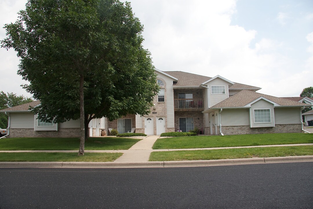 901 Jana Ln in Madison, WI - Foto de edificio