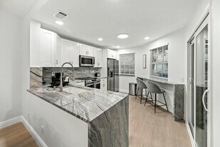 6553 Via Regina in Boca Raton, FL - Building Photo