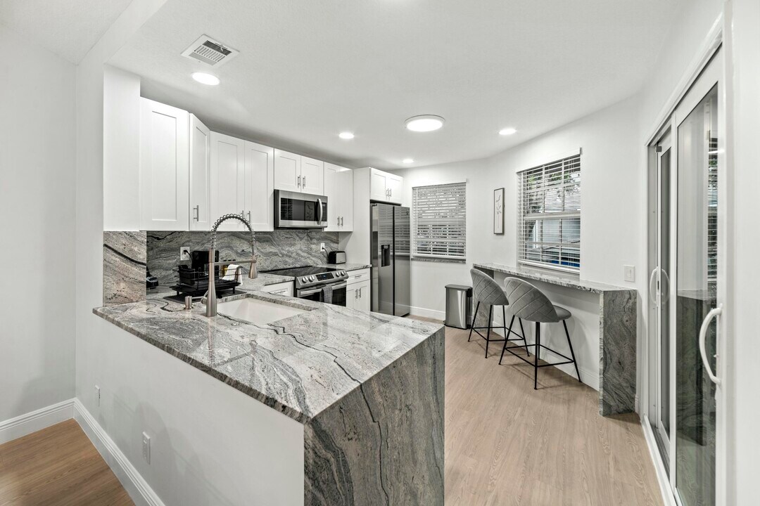 6553 Via Regina in Boca Raton, FL - Building Photo