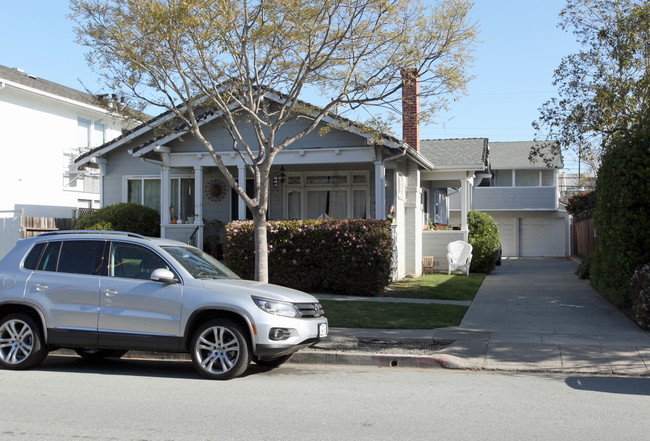 1120 Chula Vista Ave in Burlingame, CA - Foto de edificio - Building Photo