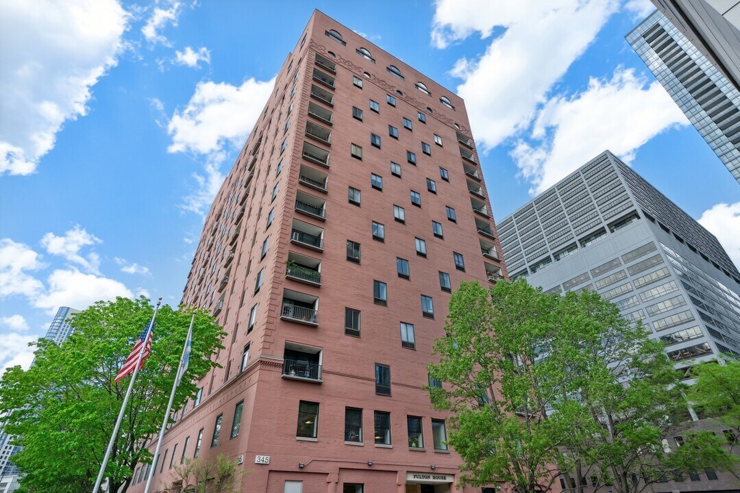 345 N Canal St in Chicago, IL - Building Photo