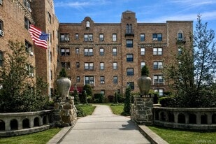 4810 Boston Post Rd in Pelham Manor, NY - Building Photo