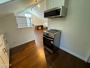 23300 Raymond St in Chatsworth, CA - Building Photo - Building Photo