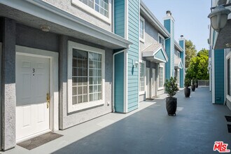 13030 Moorpark St in Los Angeles, CA - Foto de edificio - Building Photo