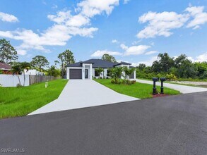 4738-4740 Douglas Ln in Lehigh Acres, FL - Foto de edificio - Building Photo