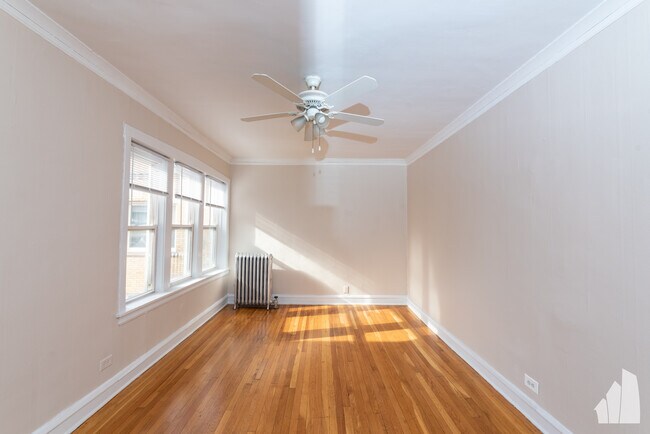 4042 N Mozart St, Unit 2w in Chicago, IL - Building Photo - Building Photo