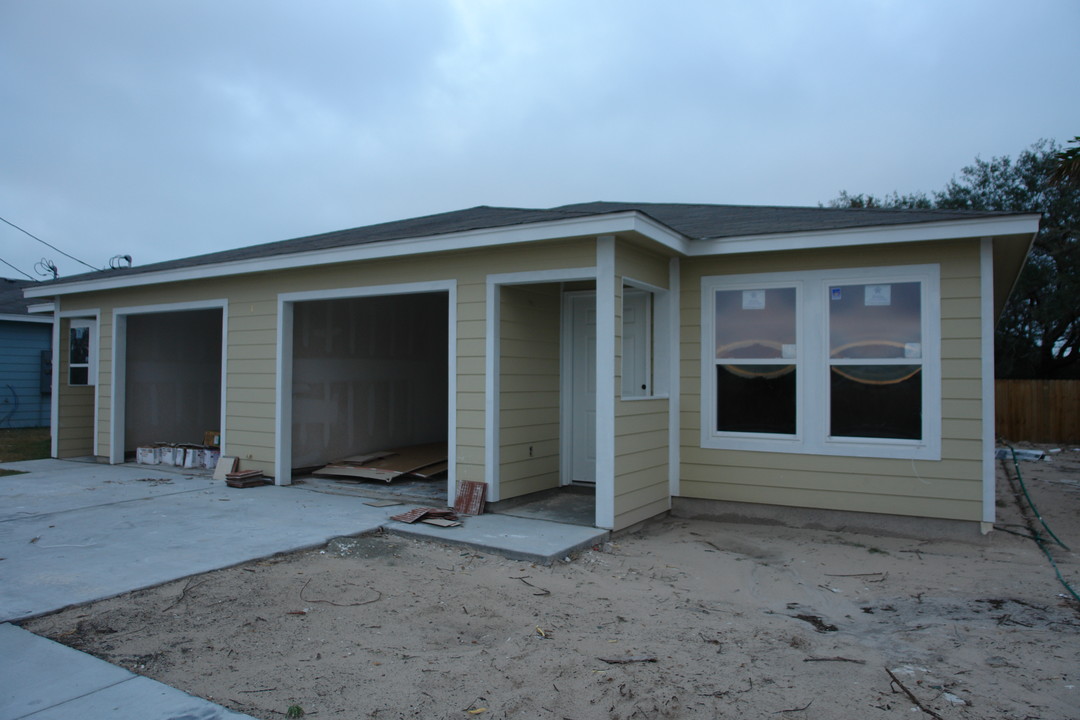 2-14 Railroad Ave in Rockport, TX - Building Photo