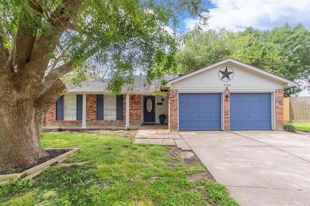 5704 Leggett Ln in Pearland, TX - Building Photo