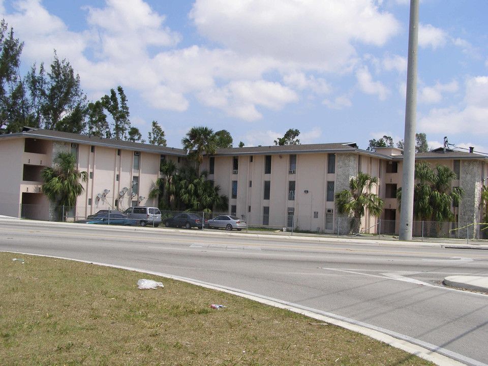 241 S Royal Poinciana Blvd in Miami Springs, FL - Foto de edificio