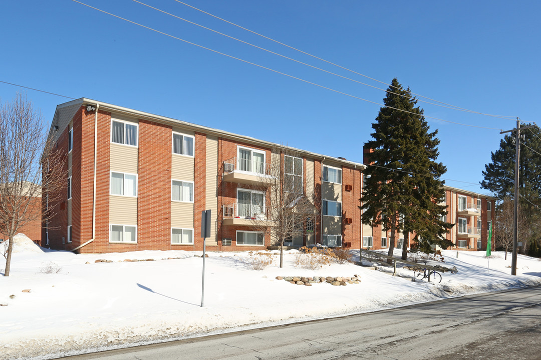 University Green Apartments & Townhomes in Ypsilanti, MI - Building Photo