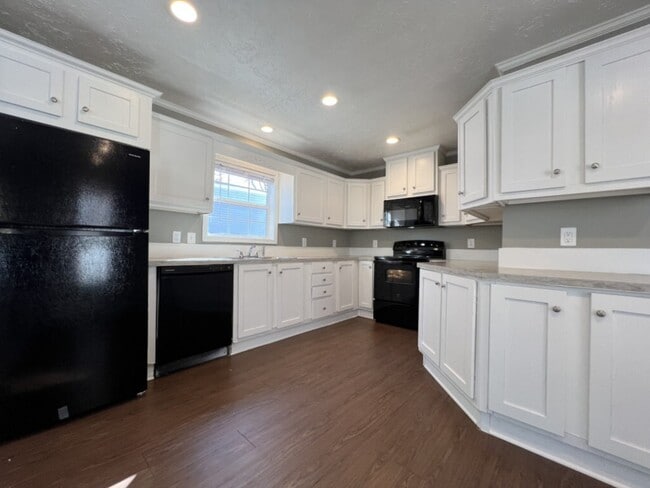 property at 125 E Sourwood Dr