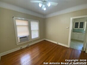 247 E Lullwood Ave in San Antonio, TX - Building Photo - Building Photo