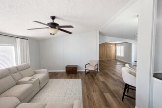 2398 County Rd 306 in Floresville, TX - Foto de edificio - Building Photo