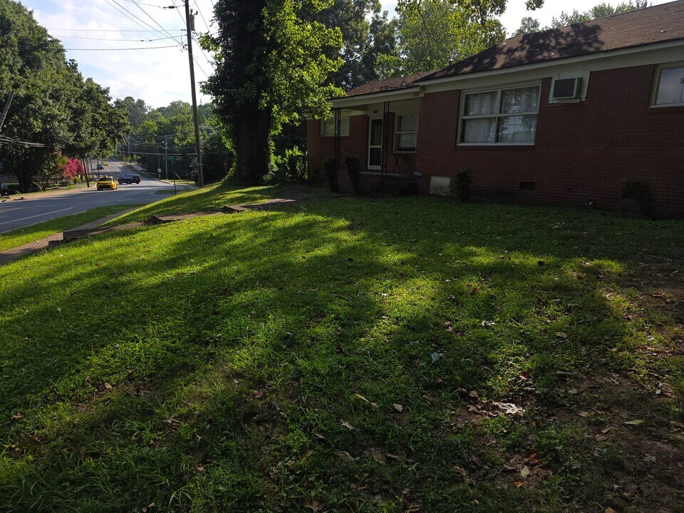 1322 Briar Creek Rd in Charlotte, NC - Building Photo