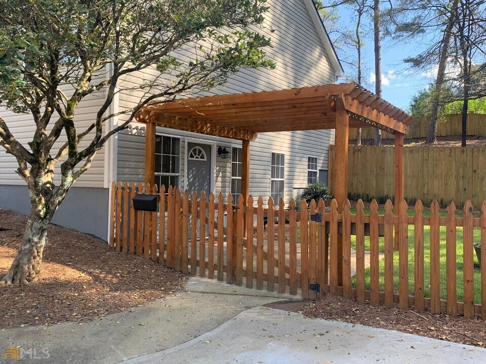 1521 Timber Heights Dr in Loganville, GA - Building Photo