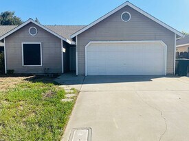 2220 Sunmist Ln in Modesto, CA - Building Photo