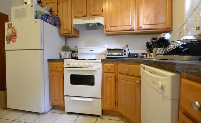 1950 Beacon St, Unit 1 in Boston, MA - Building Photo - Building Photo