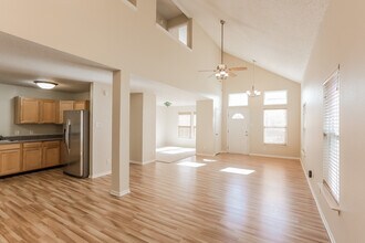 12176 Lindley Dr, Unit 1127-24 in Noblesville, IN - Foto de edificio - Building Photo