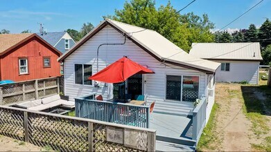 1006 Newton St in Irving, NY - Building Photo - Building Photo