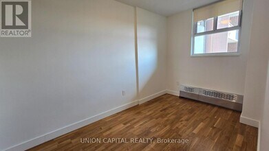 230 Oak St in Toronto, ON - Building Photo - Building Photo
