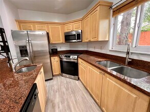 5984 SW 8th St in West Miami, FL - Foto de edificio - Building Photo